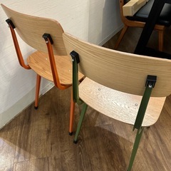 （無料）椅子3色×2脚　オレンジ・緑・黒の画像