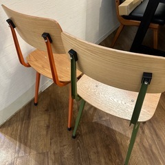 （無料）椅子3色×2脚　オレンジ・緑・黒の画像