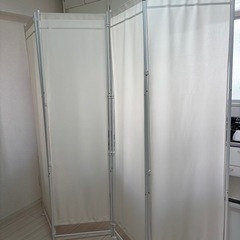 白いパーテーションの画像