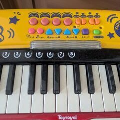 トイローヤル　キッズピアノの画像
