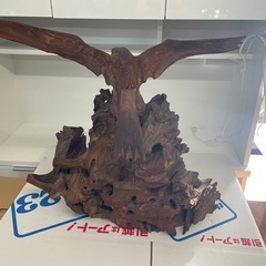 【引取限定】鷹の木彫り置物　の画像