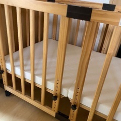 木製　ベビーベッドの画像