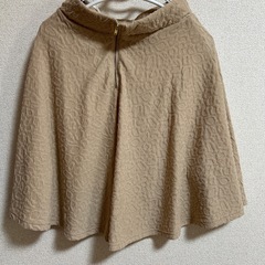 ベージュスカートの画像