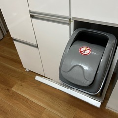 キャビネット　ゴミ箱付きの画像