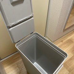 IKEA ボルバル　ゴミ箱2つの画像