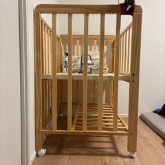 ベビーベッド　木製の画像