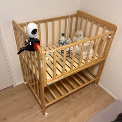 ベビーベッド　木製の画像