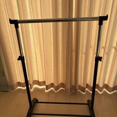 洋服ハンガー黒　コロ付きの画像
