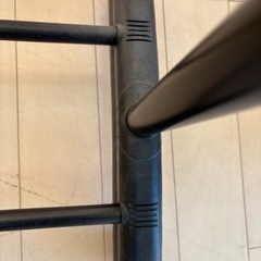 洋服ハンガー黒　コロ付きの画像