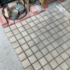 バルコニータイル100-150枚差し上げますの画像