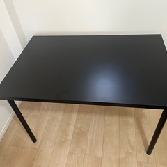 テーブル、椅子4脚の画像