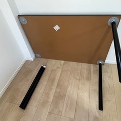 テーブル、椅子4脚の画像