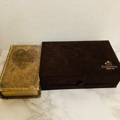 アンティーク柄の指輪ケース＆ゴディバの空箱の画像