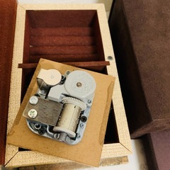アンティーク柄の指輪ケース＆ゴディバの空箱の画像