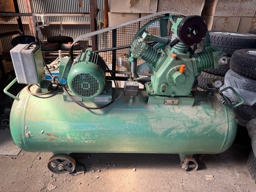 三相200ボルト　エアコンプレッサー 緑色　大容量３２０リットル