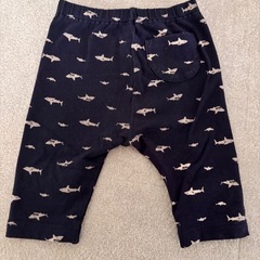 サメ柄 ネイビー ボトムス　80サイズ　ユニクロの画像