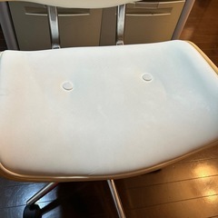 キャスター付き白い椅子の画像