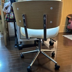 キャスター付き白い椅子の画像