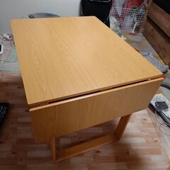 ニトリの伸縮ダイニングテーブルの画像