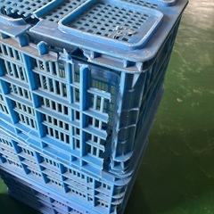 クリーナーとアイロンと、壊れた野菜コンテナ4個の画像