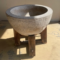 石臼（木台付き）餅つき うす ガーデニング 石鉢 インテリアの画像