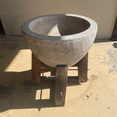 石臼（木台付き）餅つき うす ガーデニング 石鉢 インテリアの画像