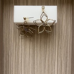 花モチーフピアスの画像