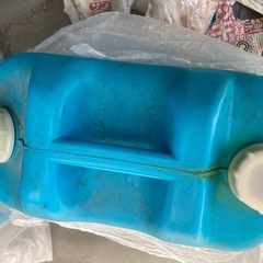 灯油ファンヒーター、自動灯油ポンプ、灯油入れ2個の画像