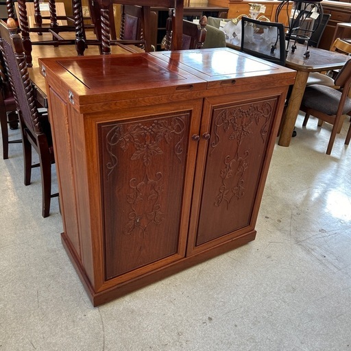 サ2510-405　アンティーク風 開閉式バーキャビネット キャスター付き キズ汚れ有り