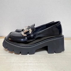 ビジュ付きエナメルローファーの画像