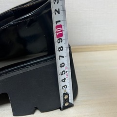 ビジュ付きエナメルローファーの画像