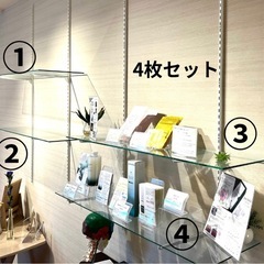ガラス棚 壁面ディスプレイラック（可動ブラケット付き・ガラス板4枚）の画像