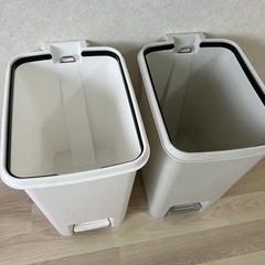 蓋なしゴミ箱二つの画像