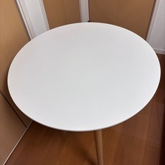 丸いテーブルの画像