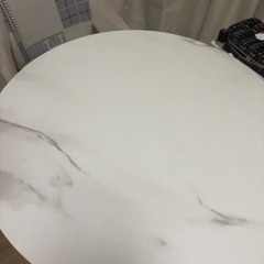 ダイニングテーブル　大理石風の柄の画像
