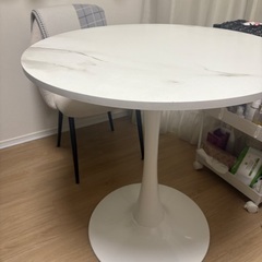 ダイニングテーブル　大理石風の柄の画像