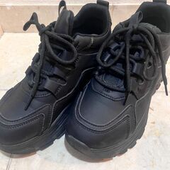 キッズ　アイボリーブーツとブラック厚底　37サイズ　23センチ～23.5センチ　2足セットの画像