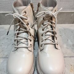 キッズ　アイボリーブーツとブラック厚底　37サイズ　23センチ～23.5センチ　2足セットの画像