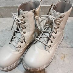 キッズ　アイボリーブーツとブラック厚底　37サイズ　23センチ～23.5センチ　2足セットの画像