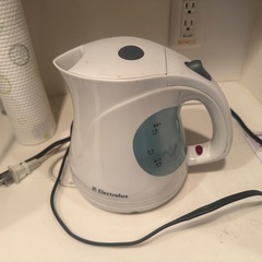 家電セット(扇風機、電子レンジ、ケトル、お風呂椅子)の画像