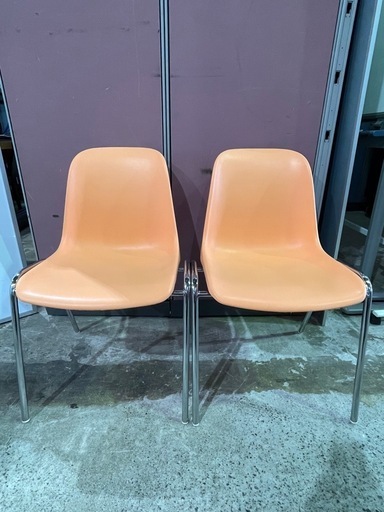 『中古品』オレンジ色 スタッキングチェア 2脚セット まとめ買い・追加も可能