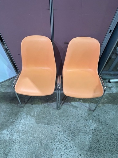 『中古品』オレンジ色 スタッキングチェア 2脚セット まとめ買い・追加も可能