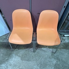 『中古品』オレンジ色 スタッキングチェア 2脚セット まとめ買い・追加も可能の画像