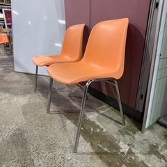 『中古品』オレンジ色 スタッキングチェア 2脚セット まとめ買い・追加も可能の画像
