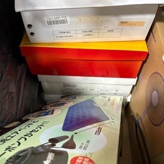 家電、靴、服、テレビオーディオ、トースター、扇風機、ノンフライヤー、掃除機などの画像