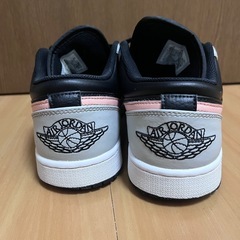 NIKE エアジョーダン1 ロー "Grey/Black/Pink" 27.5cmの画像