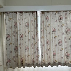 ニトリ カーテン＆レース セット　遮光タイプピンク系ローズ柄）の画像