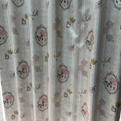 ニトリ カーテン＆レース セット　遮光タイプピンク系ローズ柄）の画像