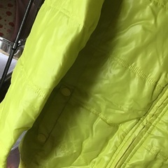 派手な色で目立ちます！　上着の画像