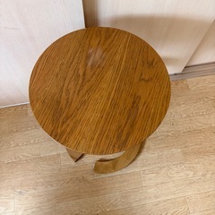 木製サイドテーブル　おしゃれデザインの画像